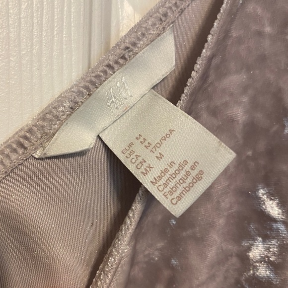 H&M velvet spaghetti strap crop top size medium. Lavender color - Picture 3 of 4